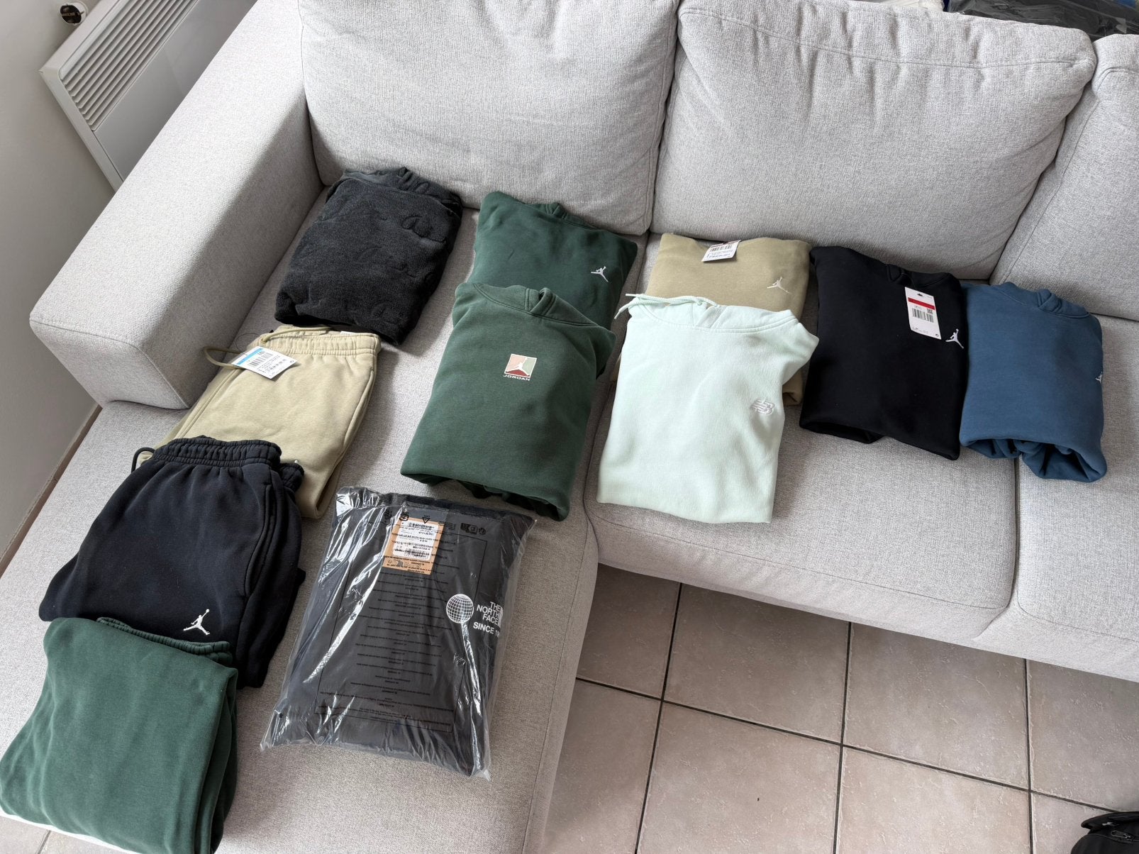 8 PULL JORDAN NEW BALANCE TAILLE  L ET PANTALON 3 TAILL M, Ophalen, Nieuw