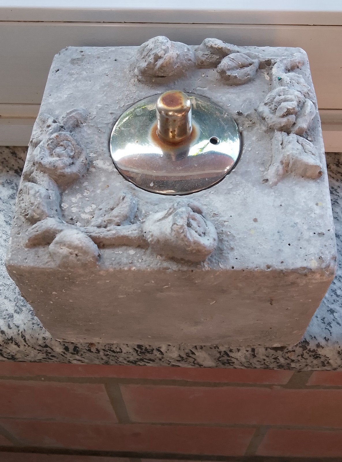 olielamp in betonblok, Ophalen