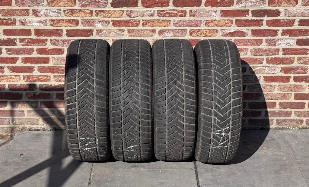 Set van 4 winterbanden 235/60 R 18, Ophalen, 18 inch, Gebruikt, Winterbanden