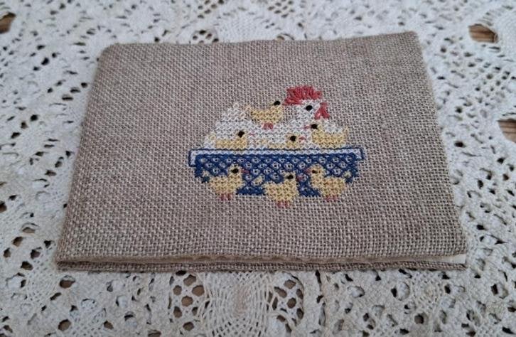 Brocante naaldenmapje, geborduurde kip, kuikentjes, PASEN, Ophalen of Verzenden