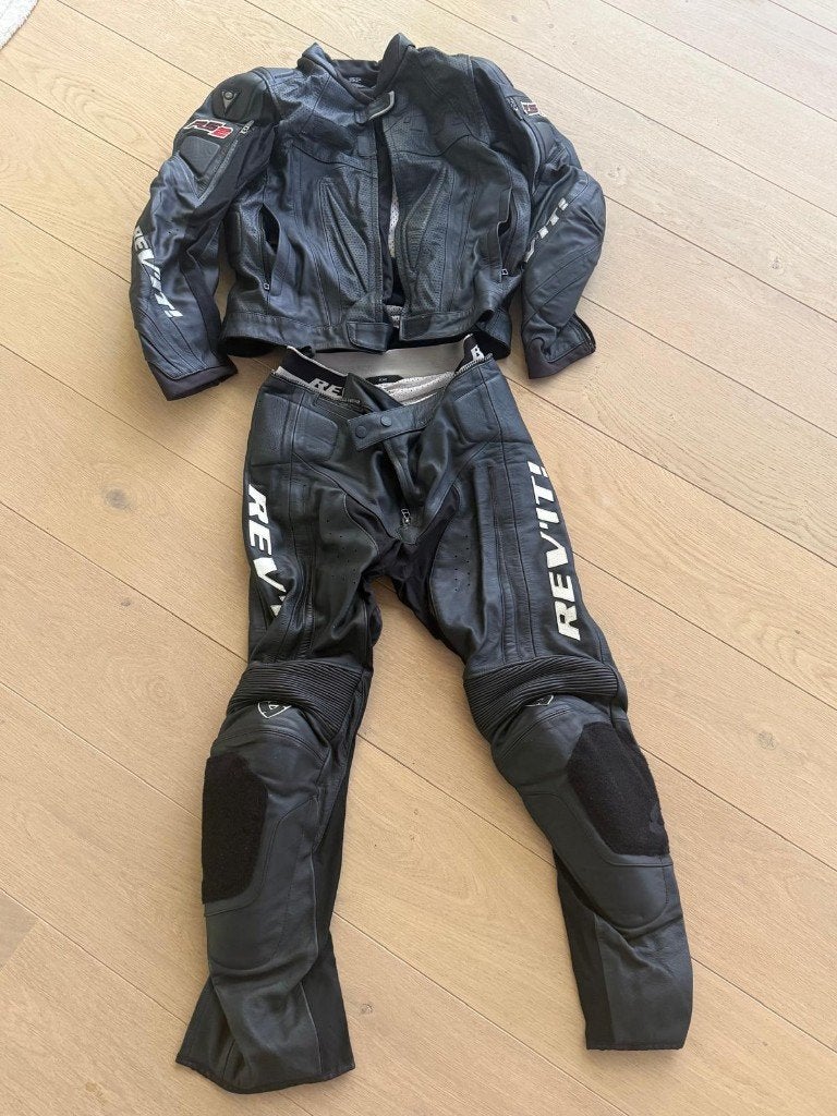 Rev-it RS2 tweedelig lederen motorpak zwart, Motoren, Kleding | Motorkleding, Ophalen, Tweedehands, Combipak, REV’IT!