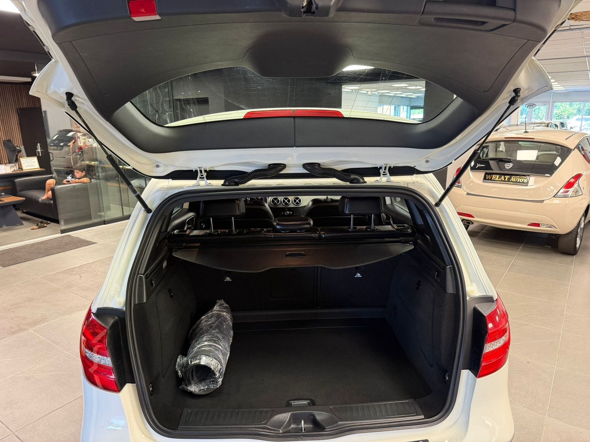 MERCEDES B180 2012 BENZINE, Autos, Euro 5, Achat, https://public.car-pass.be/vhr/8eebbf7d-4764-4174-bb8e-90303f9fd5d3, Entreprise