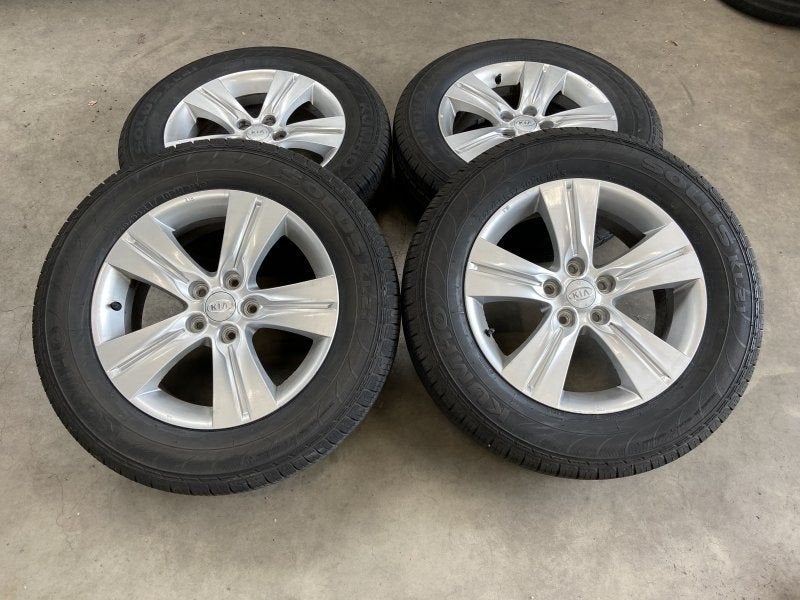 17 inch originele velgen + zomerbanden Kia Sportage 225 65 1, Autos : Pièces & Accessoires, Pneus et Jantes, Pneus été, -, 17 pouces