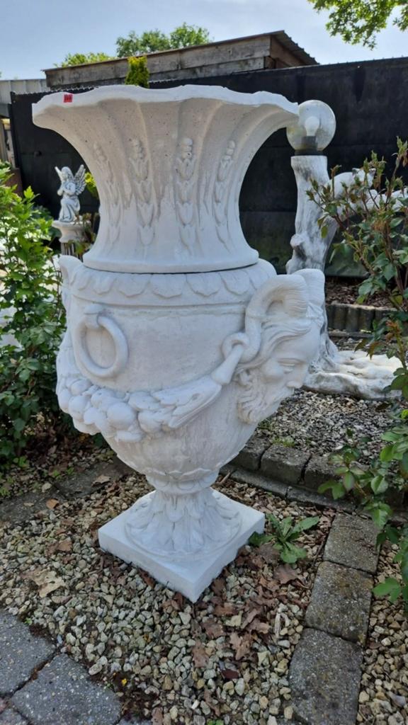 Grote bloempot met ramkoppen 1m10hoog, Tuin en Terras, Ophalen, Nieuw, Beton, Overige typen