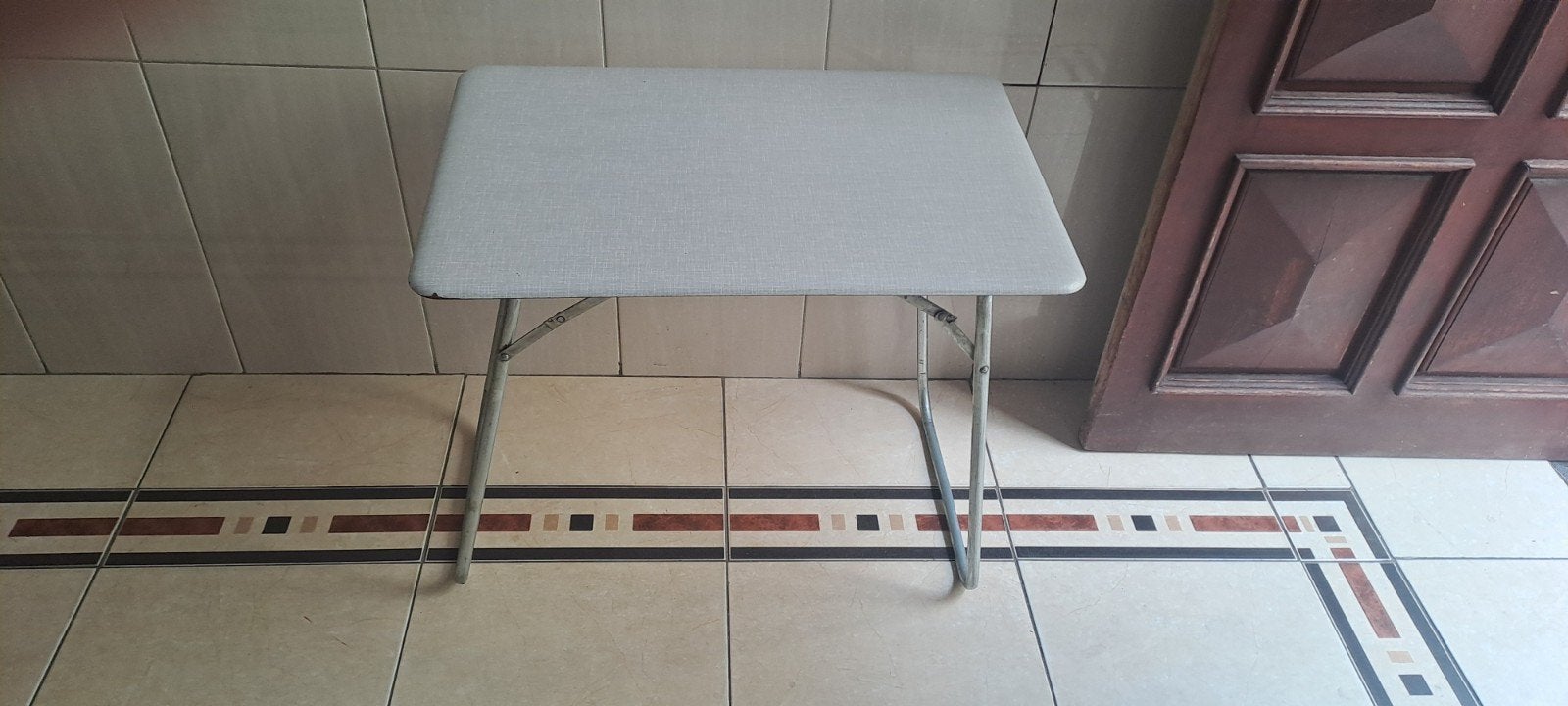 Table pliante d’appoint vintage en Formica gris – Style camp, Enlèvement