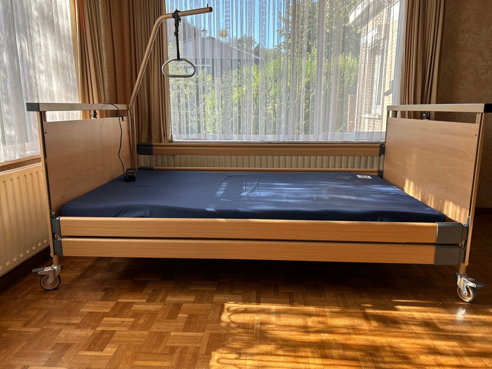 Ziekenhuisbed 120 cm breed, Ophalen, Verstelbaar, Zo goed als nieuw, Twijfelaar