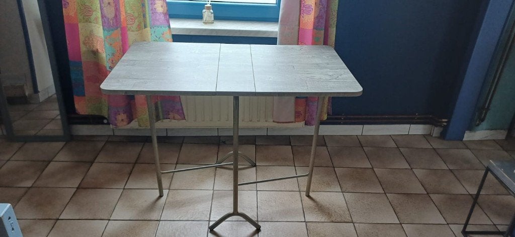 Table pliante grise - bon état, Trois personnes, 50 à 100 cm, Enlèvement, Utilisé