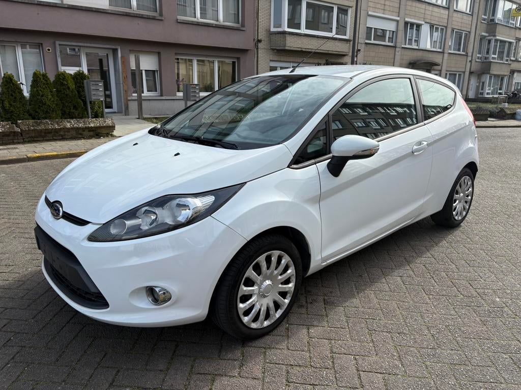 Ford Fiesta 1.2 Benzine.  130.000 km. Airco, Auto's, Euro 5, Zwart, 4 cilinders, Wit