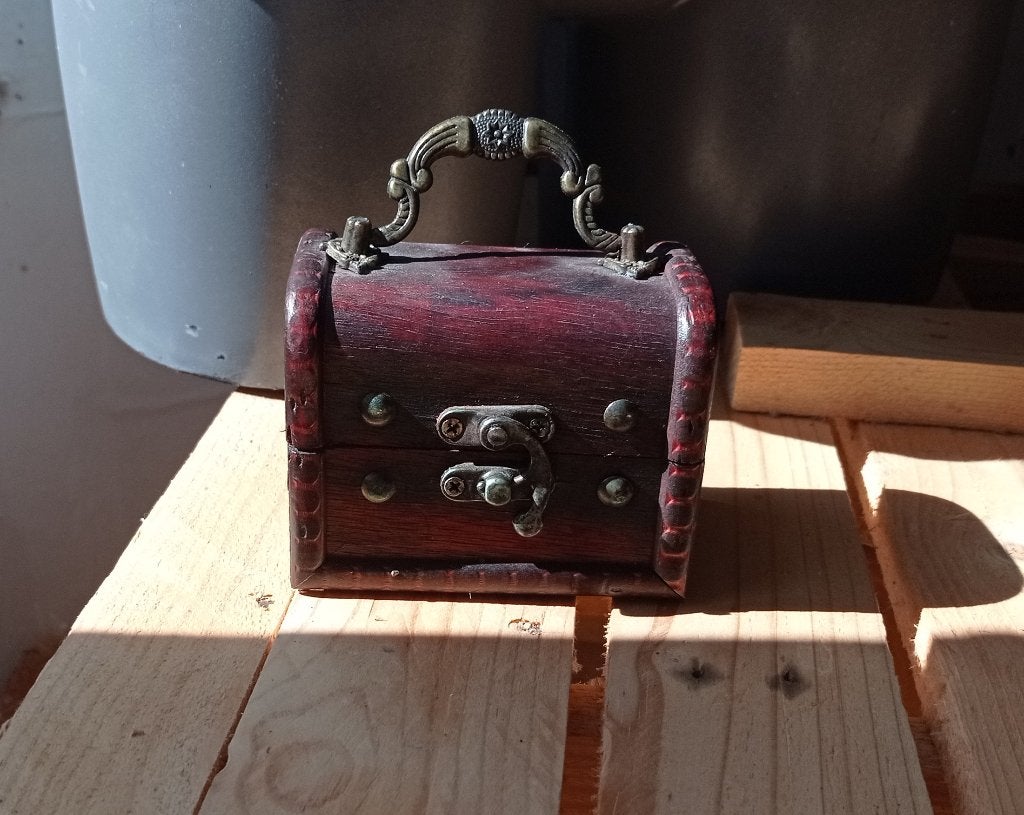 Kleine rode houten kist Treasure Chest, Huis en Inrichting, Overige materialen, Minder dan 50 cm, Gebruikt, Verzenden
