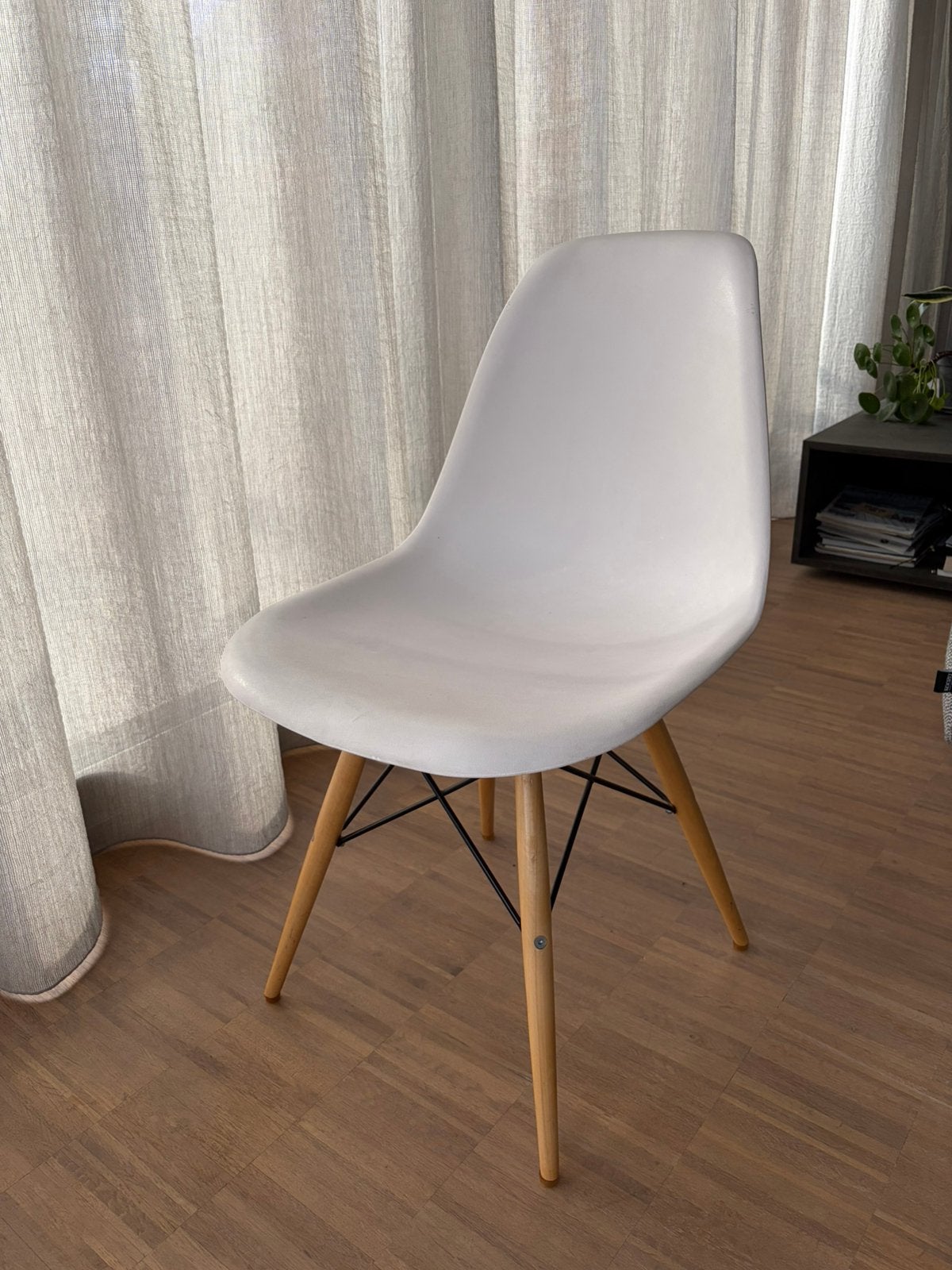 vitra eames stoel replica, wit met houten poten (6st), Huis en Inrichting, Ophalen, Zo goed als nieuw, Wit