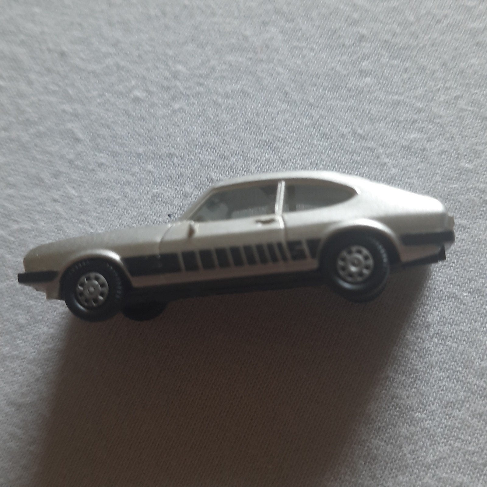 HERPA HO-SCALE* FORD CAPRI II GHIA 3.0 * VINTAGE * HAUT DE G, Enlèvement, Comme neuf, Voiture, Herpa