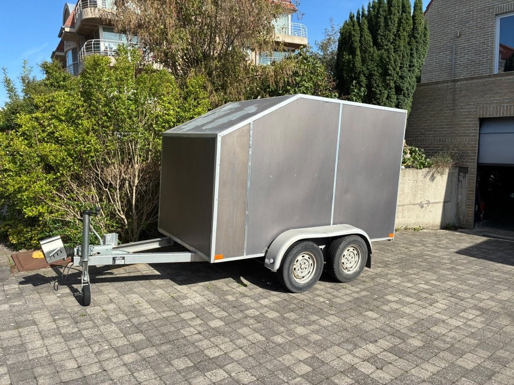 Gesloten dubbelasser aanhangwagen (790kg) mtm 2000 oprijklep, Enlèvement, Utilisé