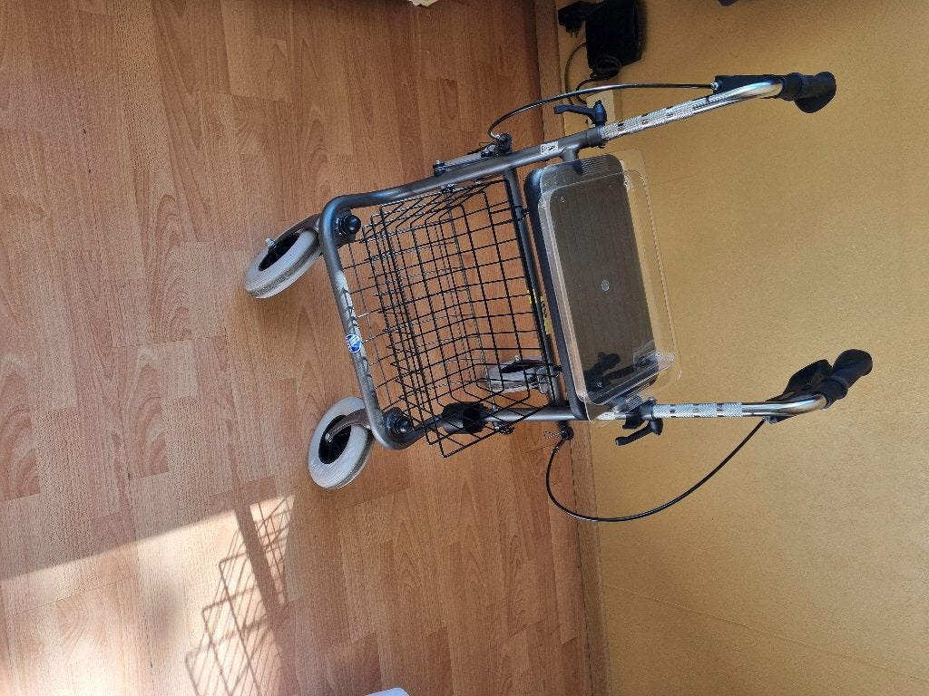 Rollator en verzorgingsstoeltje, Diversen, Ophalen, Opvouwbaar, Zo goed als nieuw