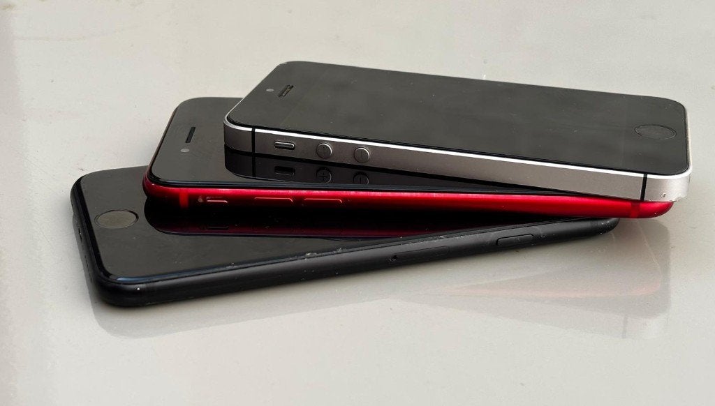 iPhone SE (lot de 3 ), Télécoms, Téléphonie mobile | Écouteurs, Utilisé, Apple, Noir, Enlèvement