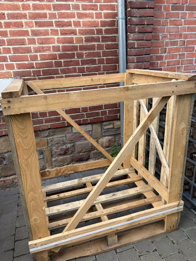 Lege pallet voor kuub brandhout., Enlèvement