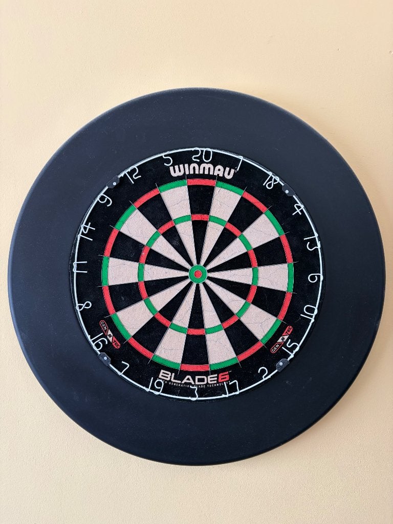 Winmau dartsbord + surround, Enlèvement, Comme neuf, Cible de fléchettes
