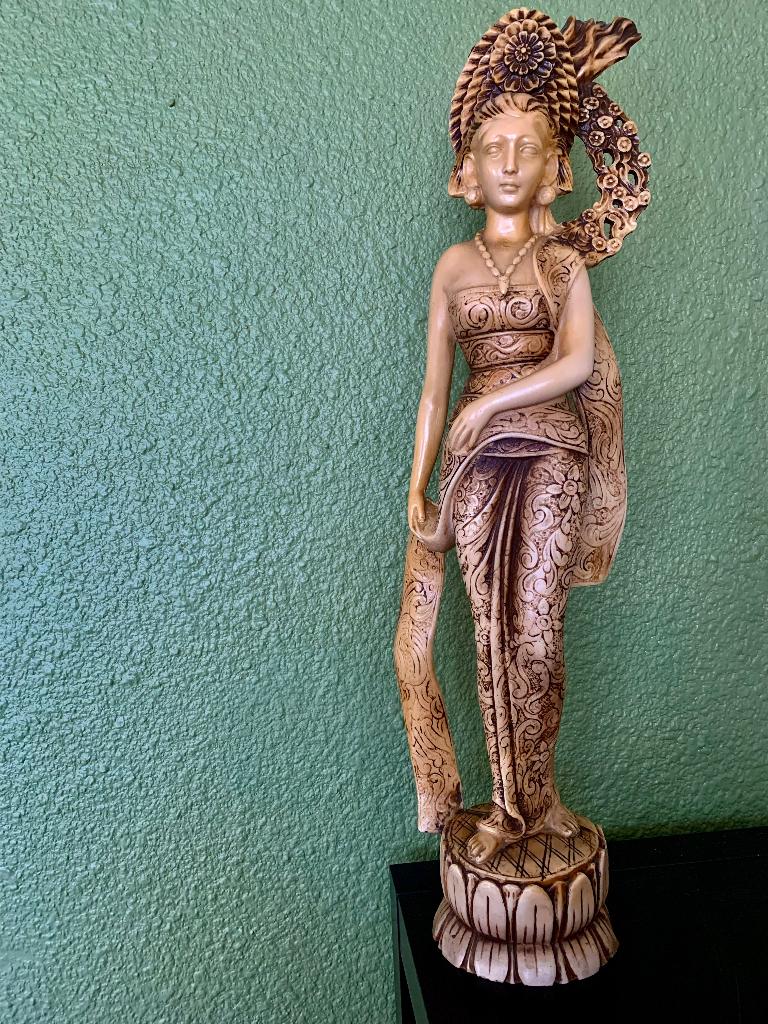 Ivory-look beeld van balinse vrouw ( fijn kunstwerk), Enlèvement, Statue, Femme