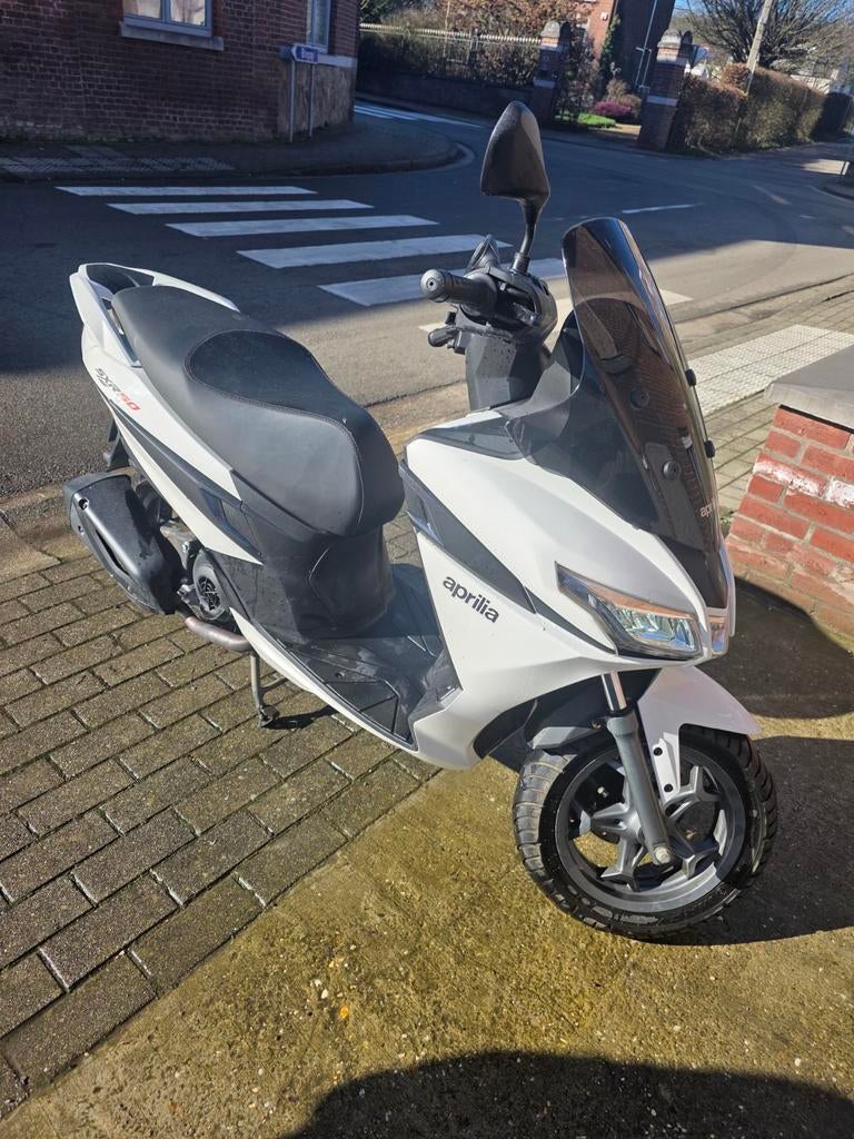 Scooter Aprilia sxr50 (catégorie B), Fietsen en Brommers, Gebruikt, Overige modellen, Ophalen of Verzenden, Klasse B (45 km/u)