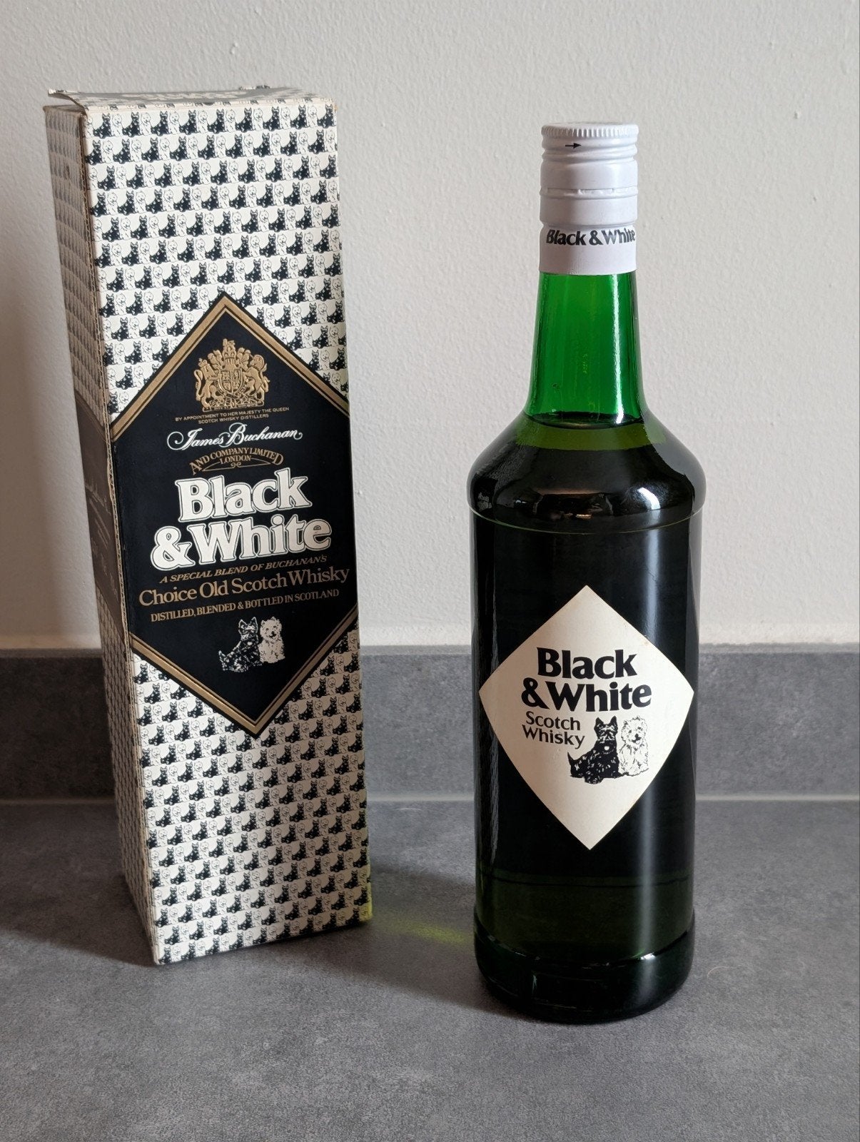 Black & white choice old scotch whisky (1979), Verzamelen, Overige typen, Ophalen of Verzenden, Zo goed als nieuw, Vol