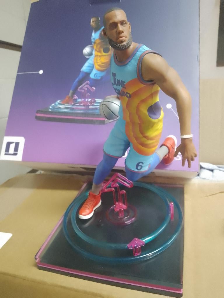 LeBron James statue iron studios space jam a newlegacy(240€), Verzenden, Zo goed als nieuw, Film, Beeldje, Replica of Model