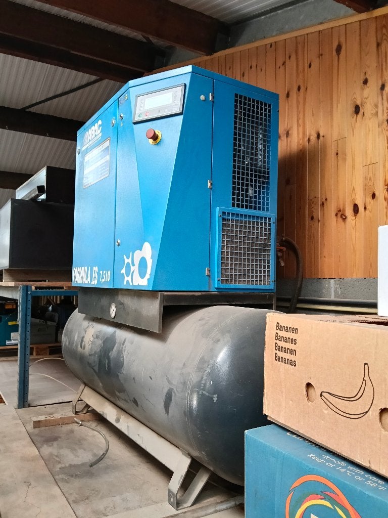 Schroefcompressor, Doe-het-zelf en Bouw, Compressors, Ophalen, Gebruikt, Geluidgedempt, 6 tot 10 bar