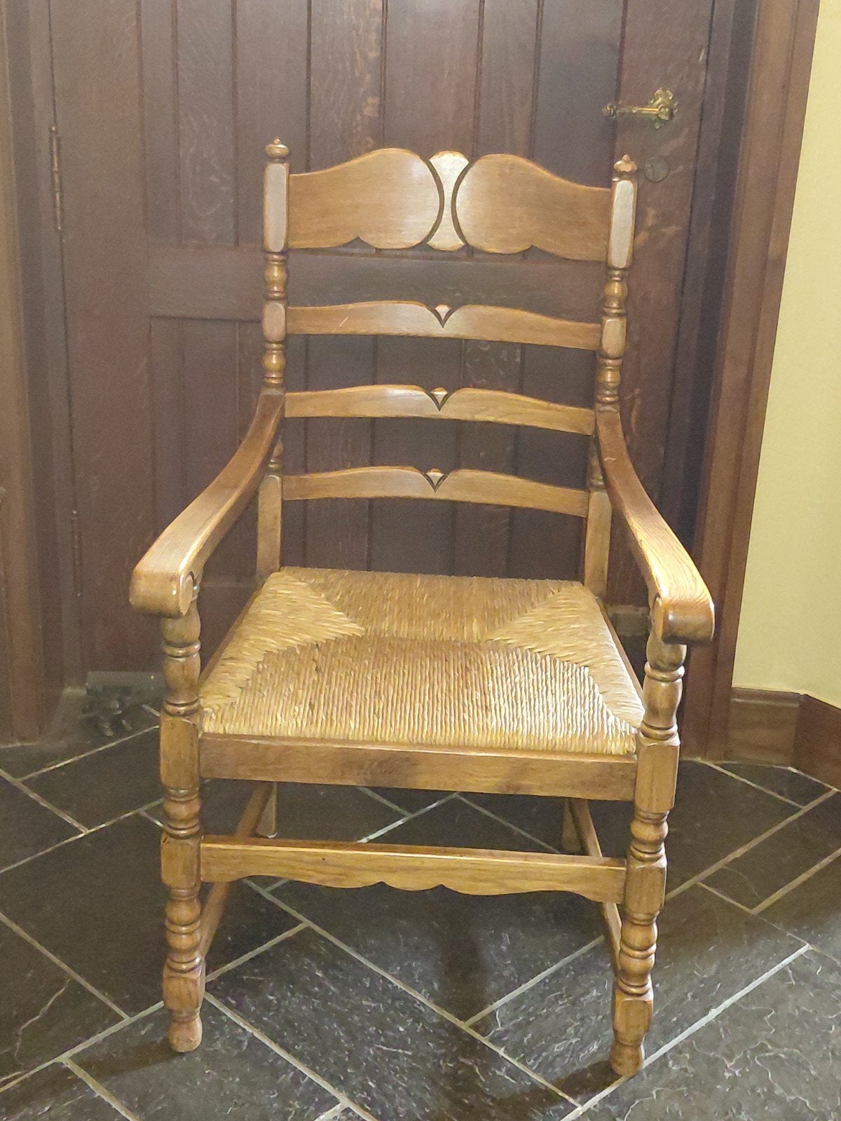 Chaise en chêne avec osier (ou osier ?) siège. Très bon état, Enlèvement