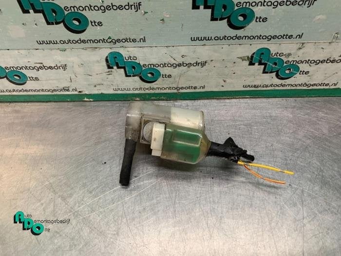 Ruitensproeierpomp voor van een Suzuki Swift (Swift 05-), Gebruikt, -, -, Ophalen of Verzenden
