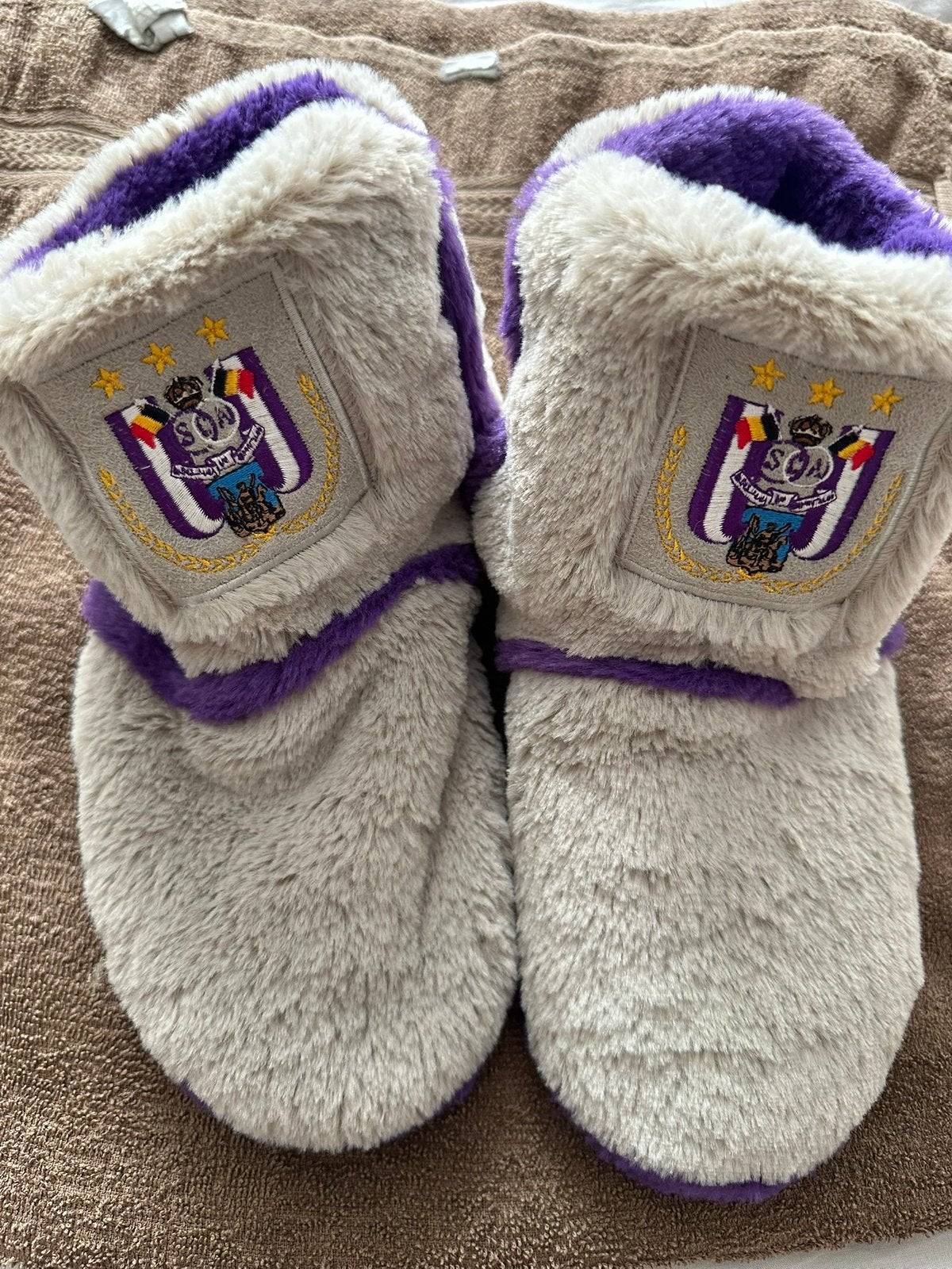 Exclusieve sloffen RSCA Anderlecht in perfecte staat, Kleding | Heren, Schoenen, Overige kleuren, Ophalen of Verzenden, Zo goed als nieuw