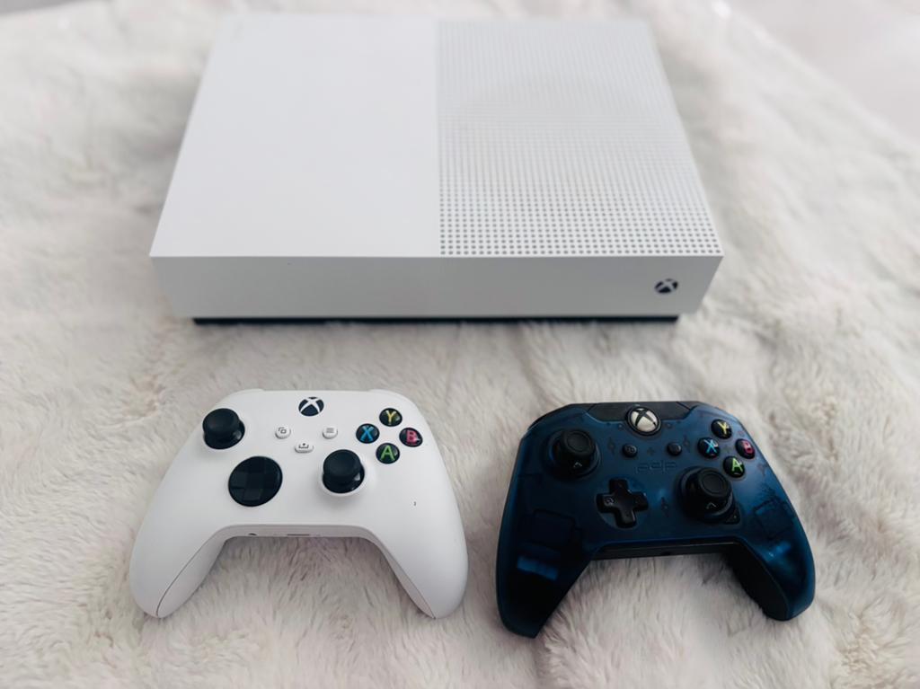 Xbox One S All-Digital Édition + 2 manettes, Games en Spelcomputers, Spelcomputers | Xbox One, Ophalen, Zo goed als nieuw