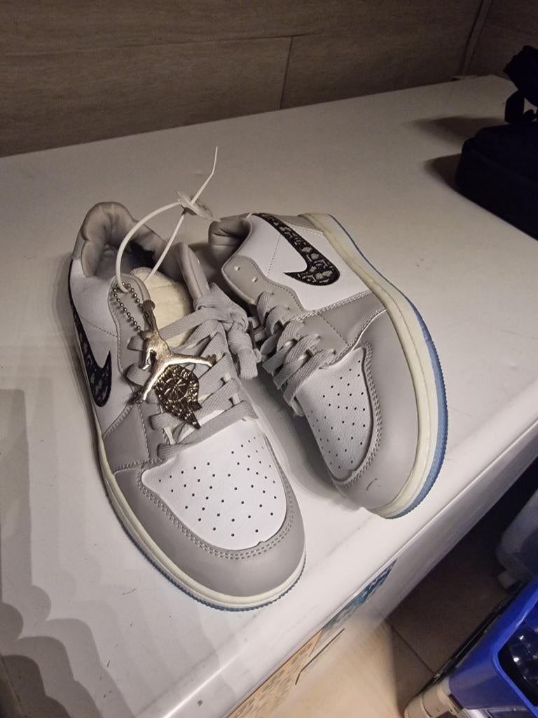 Baskets Dior nieuw, Ophalen