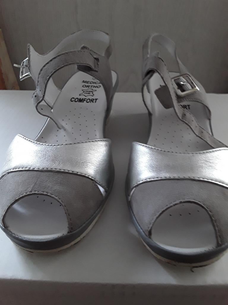 Sandales en cuir gris, Enlèvement