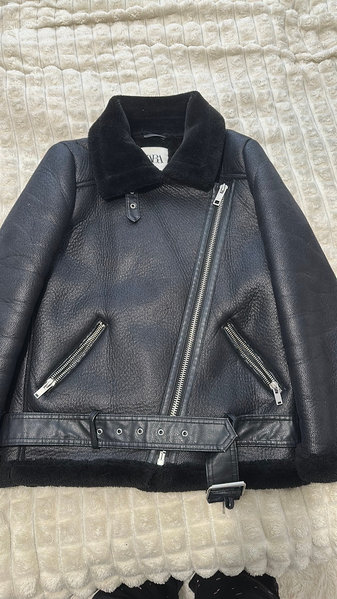 Mooie zwarte warme jas van Zara, Kleding | Dames, Ophalen of Verzenden, Zo goed als nieuw, Zwart