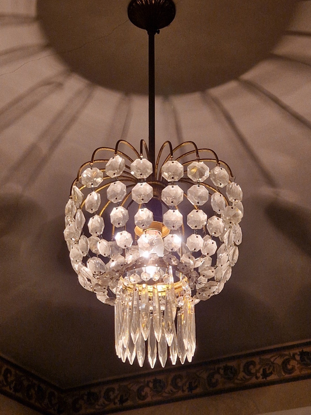 Hanglamp met goudkleurig frame en kristalglas steentjes, Enlèvement