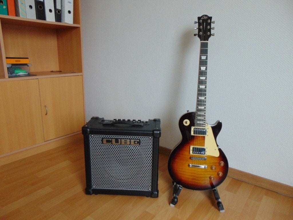 Gitaar Eko VL480-HSB + Versterker Roland Cube-40GX, Muziek en Instrumenten, Ophalen, Nieuw, Solid body, Met versterker