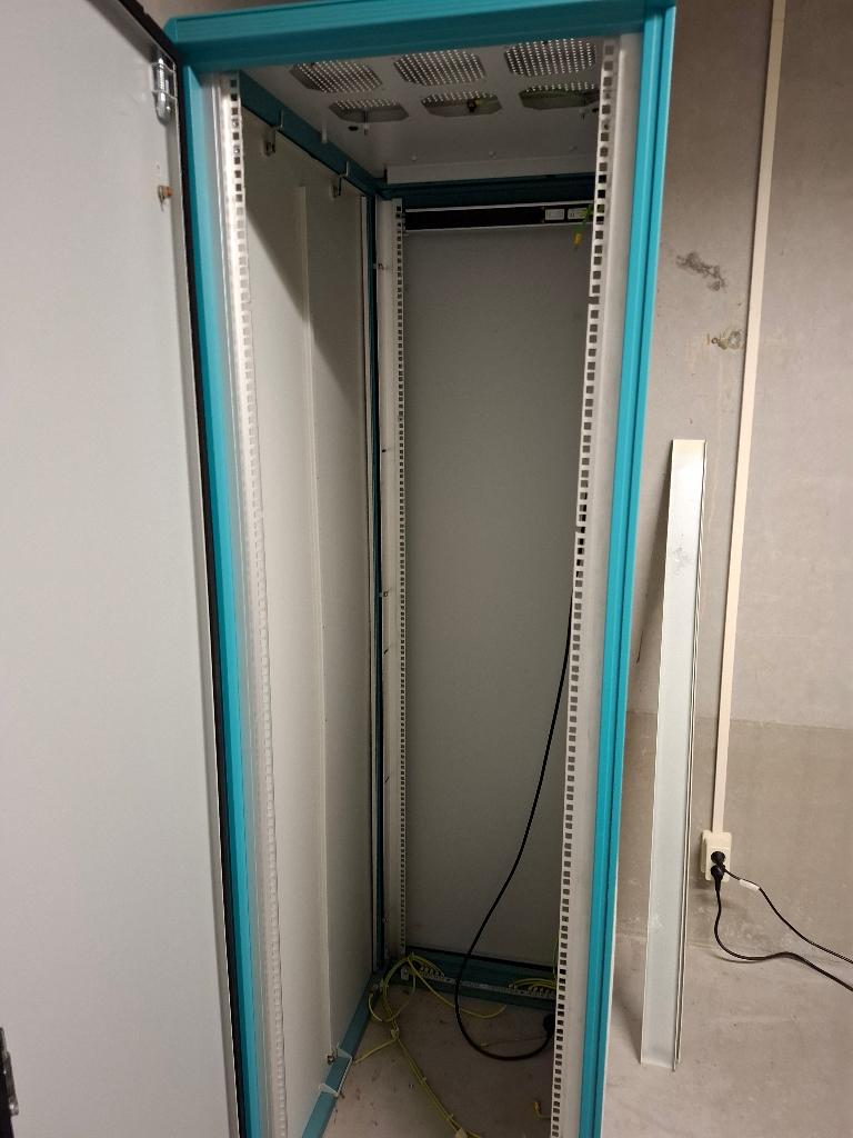 Oerdegelijke Rittal serverkast, Ophalen, Gebruikt, Plaatstaal