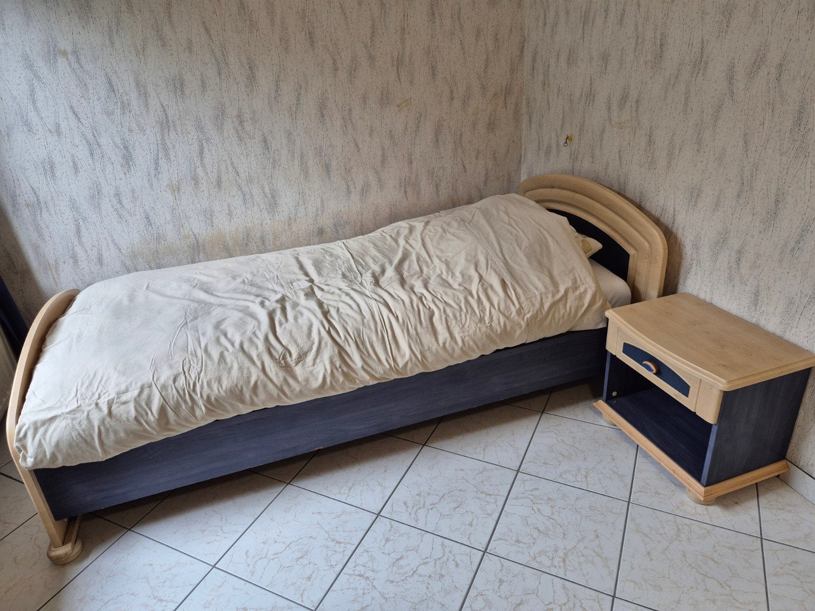 1 lit et table de chevet, Enlèvement, 200 cm, 90 cm