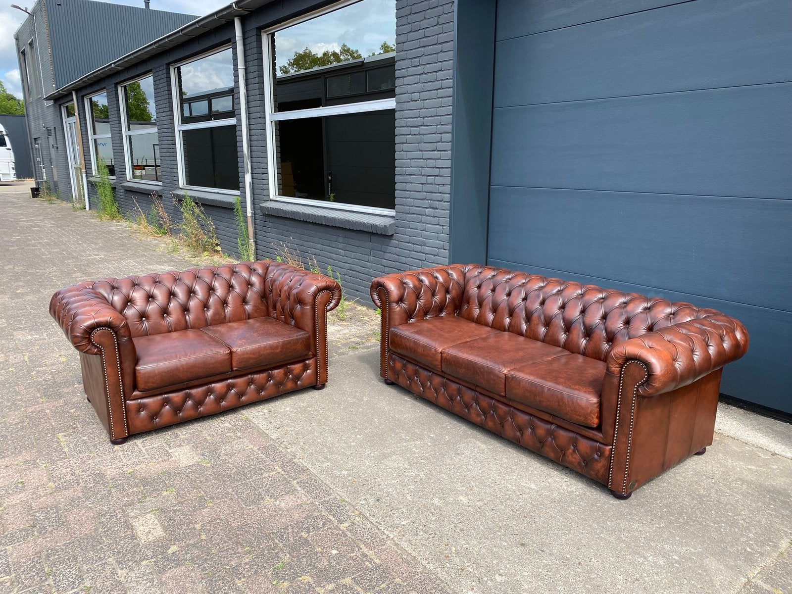 Chesterfield 3+2 zit zetels bruin in nieuwstaat, Maison & Meubles, Canapés | Repose-pieds & Poufs, Comme neuf, Cuir, Enlèvement ou Envoi
