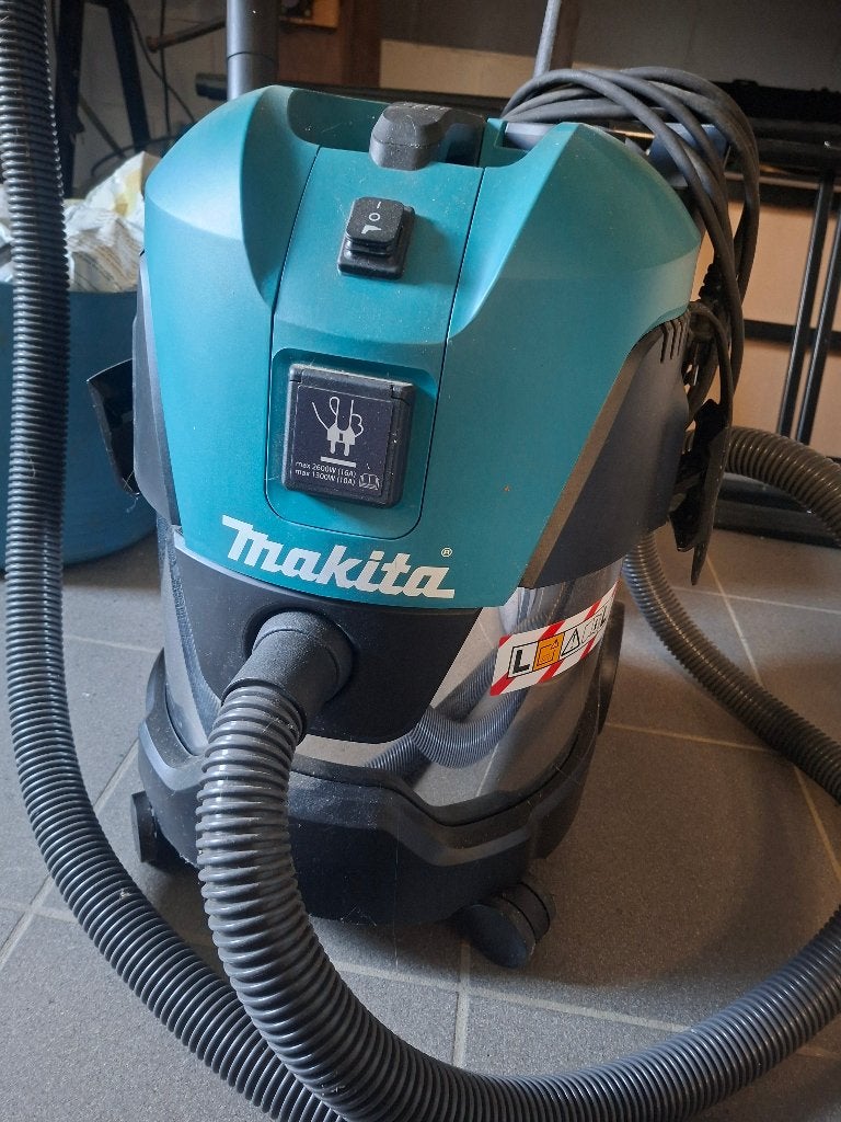 Aspirateur MAKITA VC 2012L, Doe-het-zelf en Bouw, Ophalen, Zo goed als nieuw, Overige typen