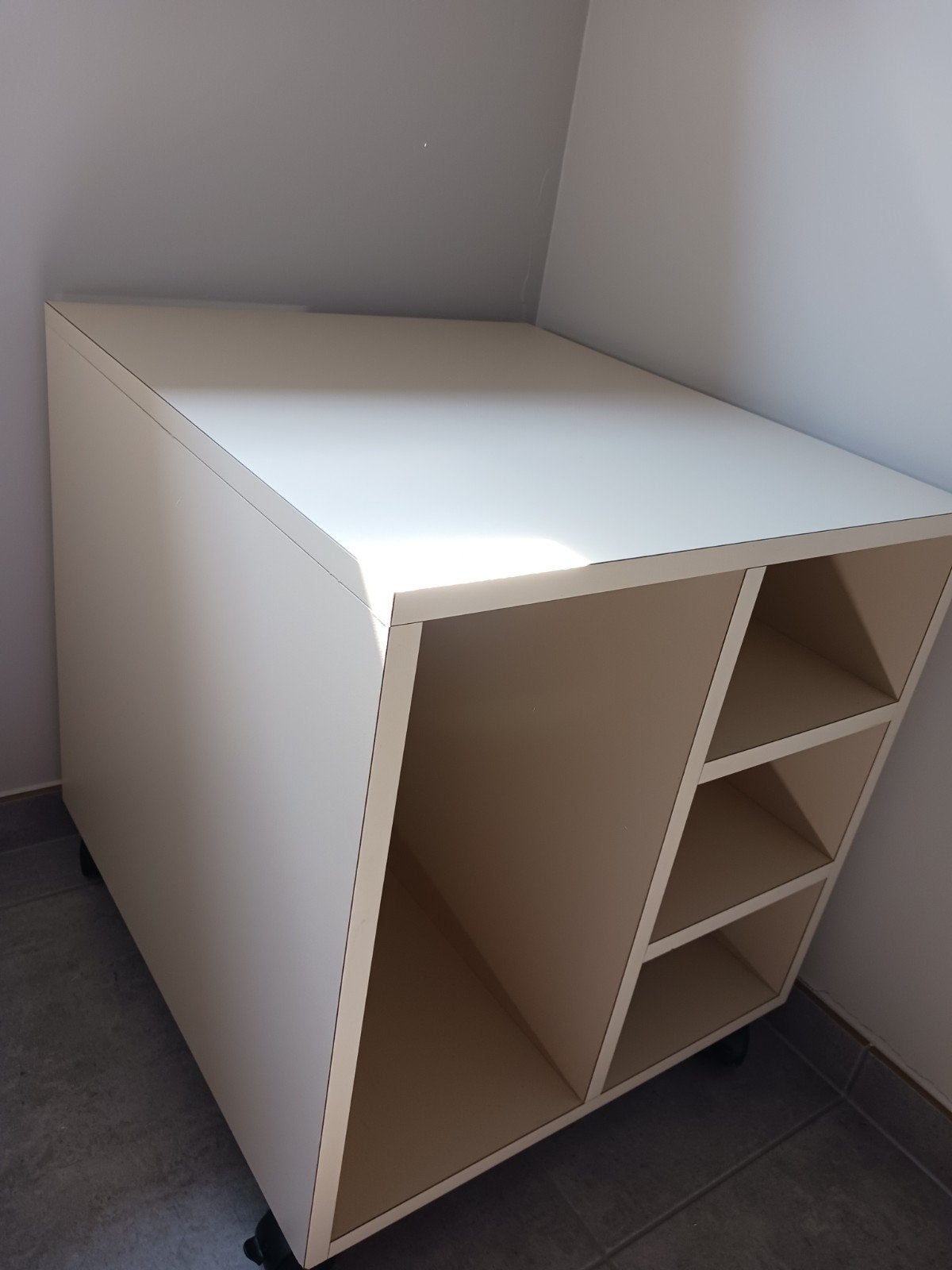 Beige open kastje op wielen te koop., Ophalen, Zo goed als nieuw