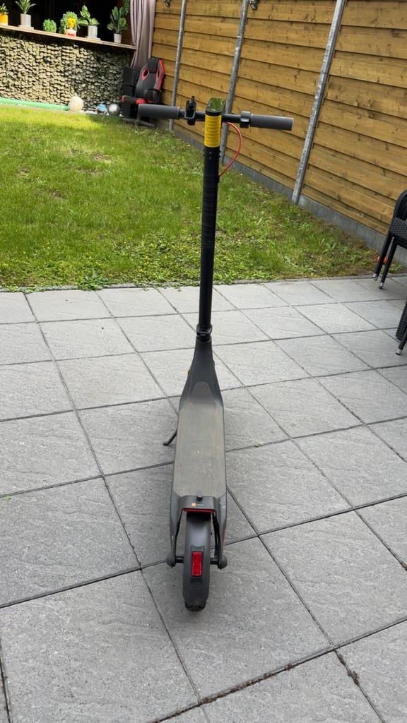 Electric scooter! Comes with an charger!, Vélos & Vélomoteurs, Trottinettes, Enlèvement, Utilisé, Step électrique (E-scooter)