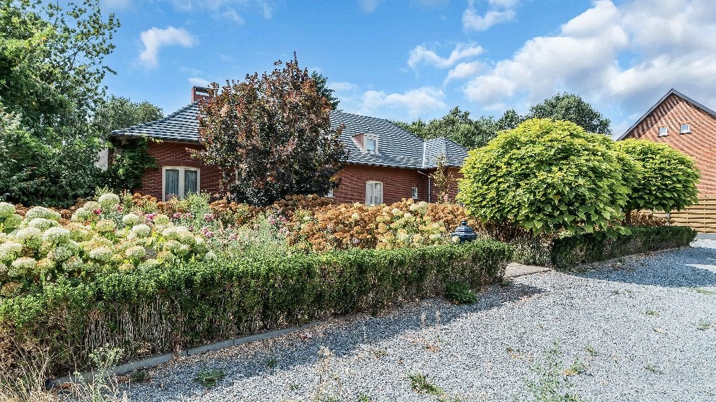 Veelzijdige villa met bijna 20 are groen en aparte woonunit, 5 kamers, 156 kWh/m²/jaar, Vrijstaande woning, Provincie Limburg