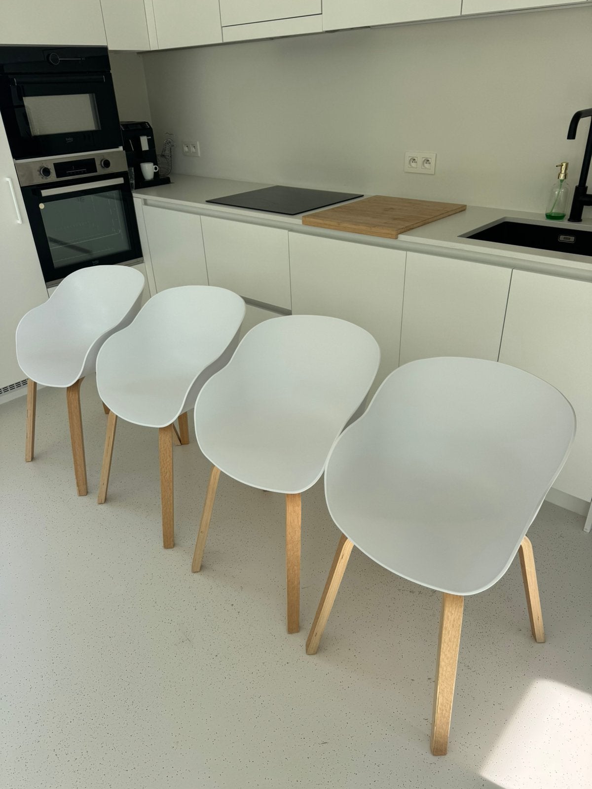 4 eetkamerstoelen wit plastic, Huis en Inrichting, Ophalen, Zo goed als nieuw, Wit