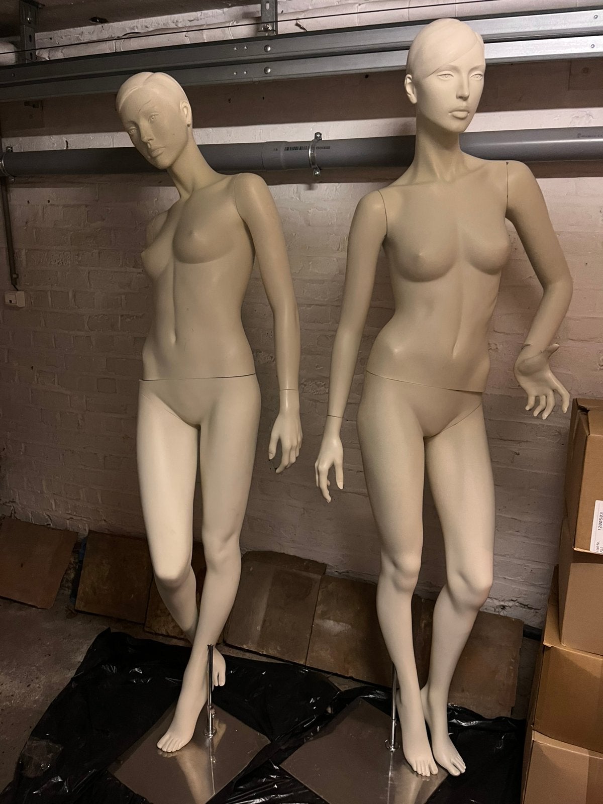 2 mannequins, Enlèvement