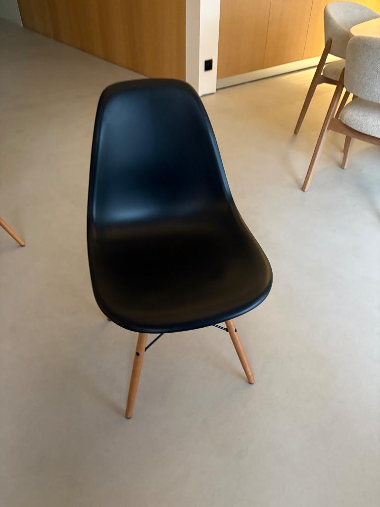 Vitra eames stoelen, Huis en Inrichting, Zwart, Design, Zo goed als nieuw, Vijf, Zes of meer stoelen