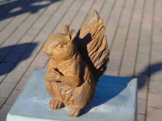 Eekhoorn en zijn eikel in roestig gietijzer., Tuin en Terras, Ophalen of Verzenden, Nieuw