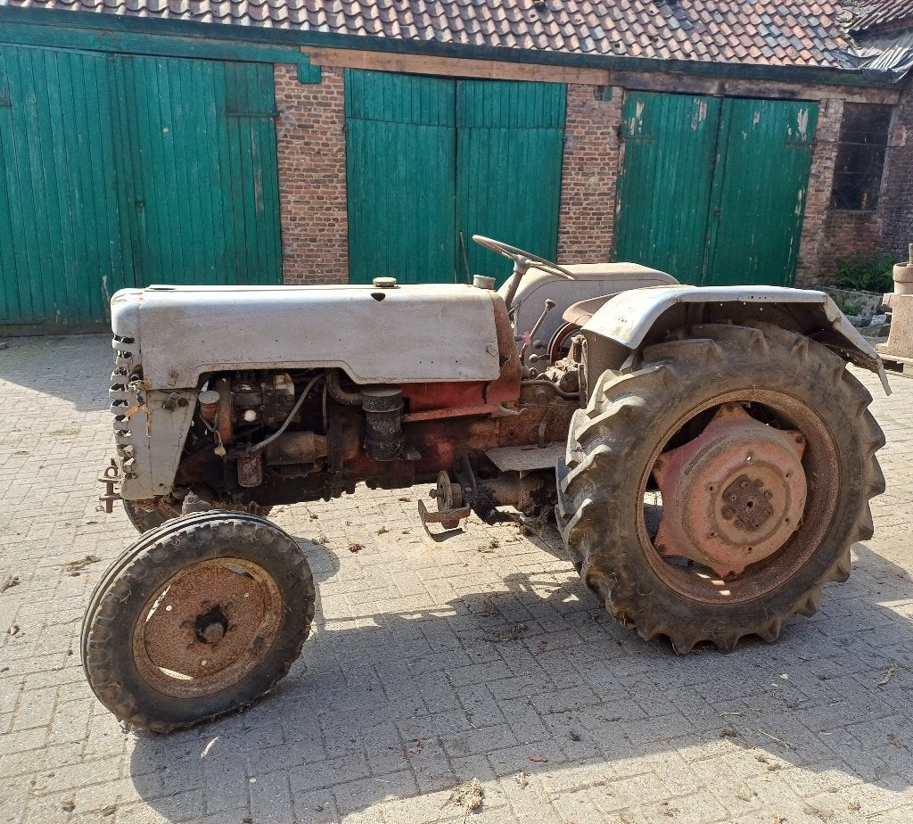 Tractor Cormick opknapper, Ophalen, Oldtimer