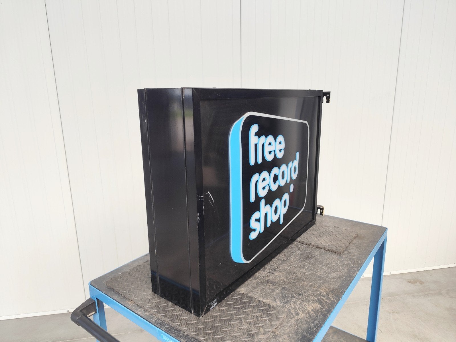 Lichtreclame FREE RECORD SHOP, Ophalen