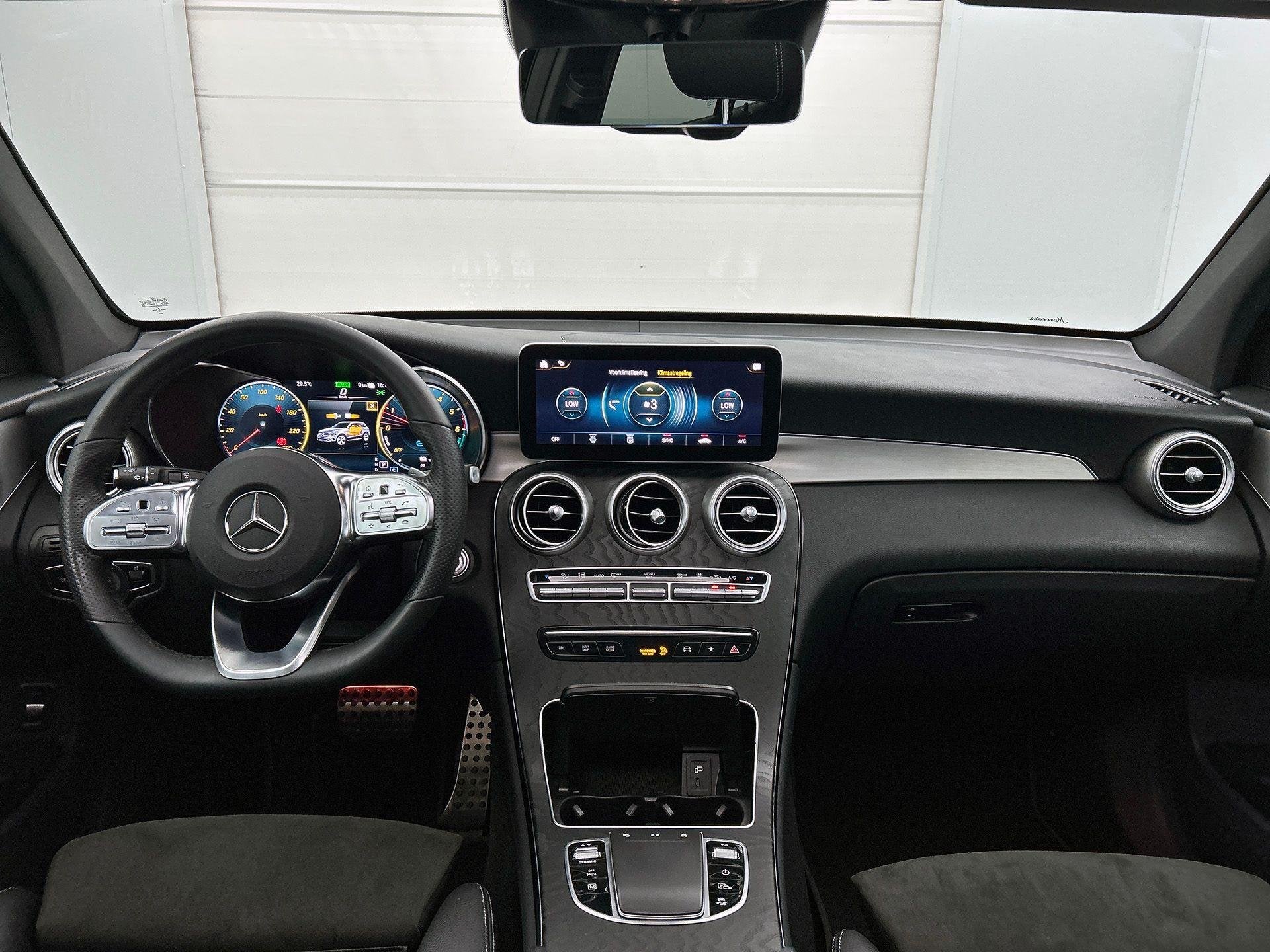 Mercedes-Benz GLC-Klasse 300 DE 4MATIC SUV AMG Line | Panora, Auto's, Automaat, Dealer onderhouden, Gebruikt, 2000 kg