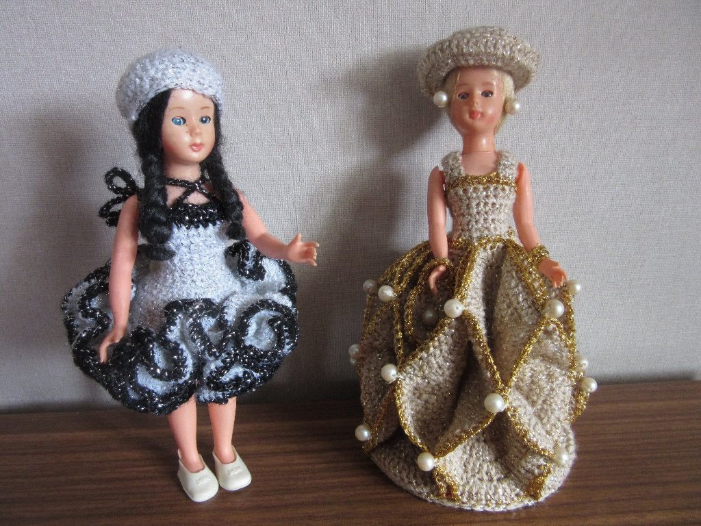 Uit de vitrinekast: Aangeklede popjes. Contact "Christine", Ophalen of Verzenden, Zo goed als nieuw