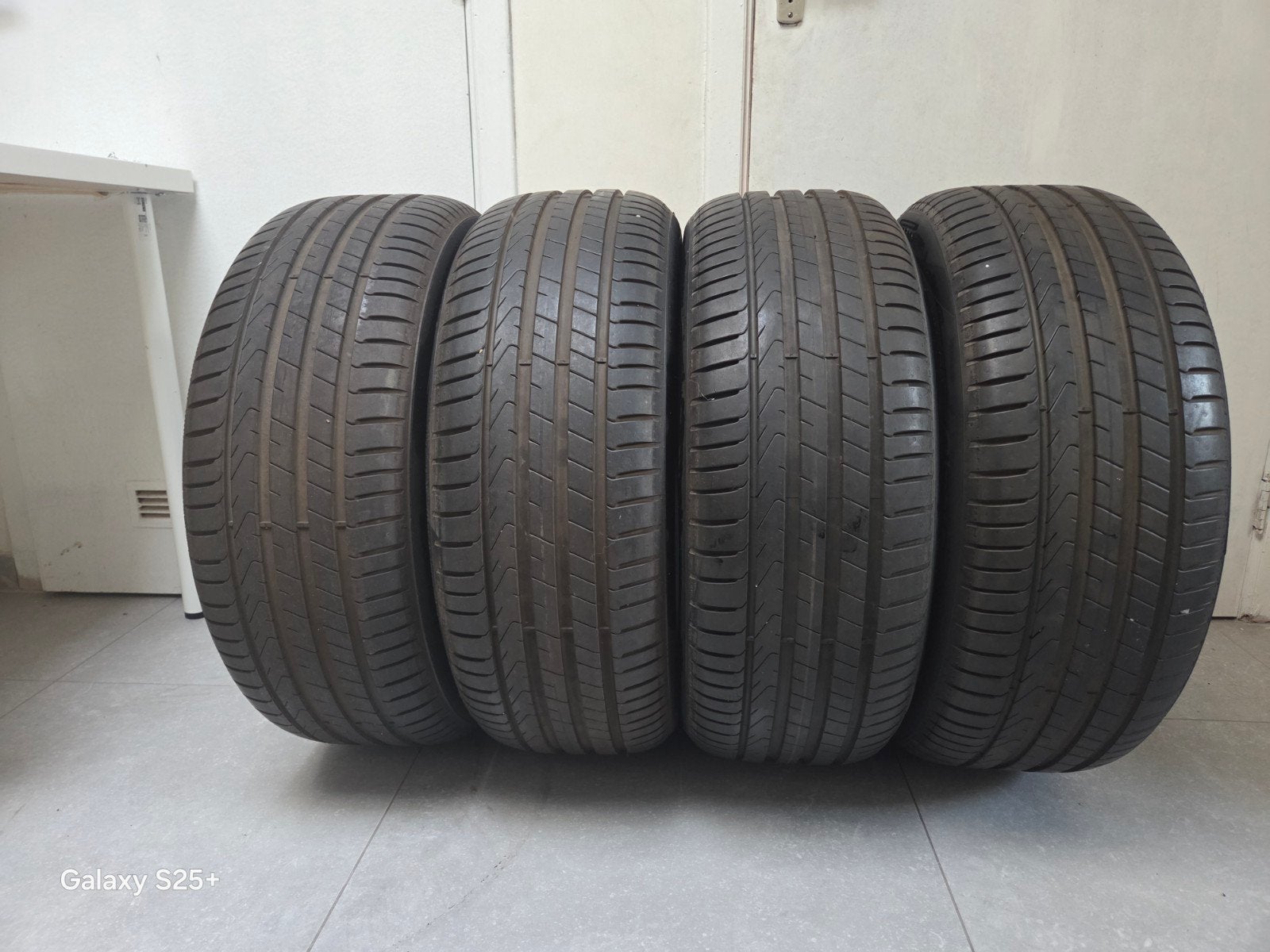 Très bons pneus Pirelli, comme neufs. 225/50 r18, Autos : Pièces & Accessoires, Pneus & Jantes, Enlèvement, Pneu(s)